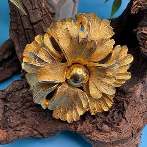 Vintage brushed gold tone flower brooch, EUC.